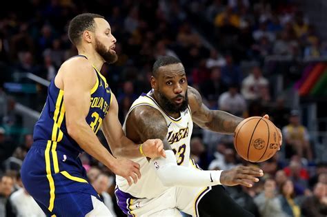 Los Angeles Lakers vs Golden State Warriors .